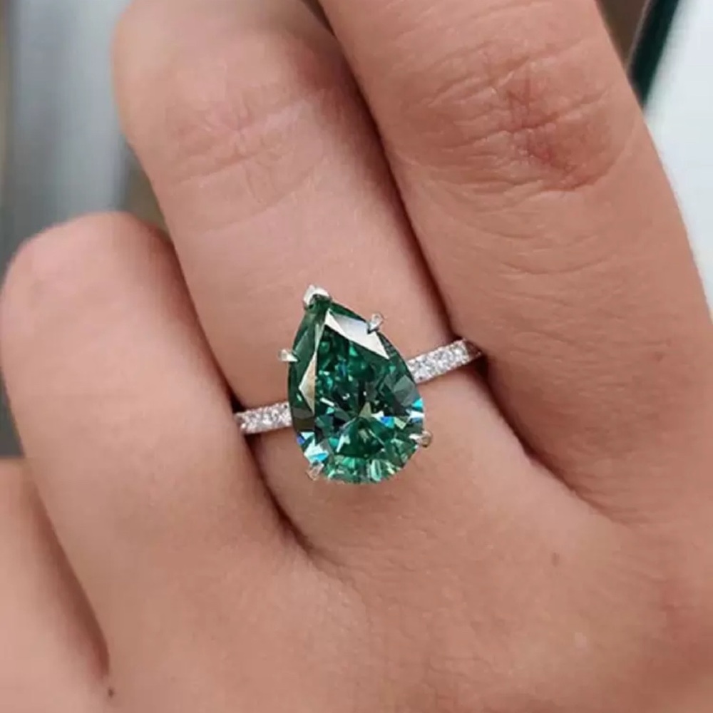 Elegant Green Teardrop Ring - Picture 4 of 5